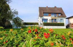 Haus auf dem Weserdeich Haus-am-Weserdeich-Gartensicht-1