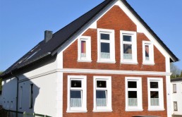 Gewerbehalle mit 4-Familienhaus Mehrfamilienhaus mit Swimmingpool und Gewerbefläche in Brake